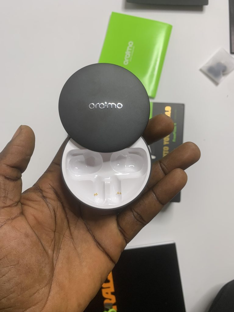 Oraimo Freepods 4 charging terminal